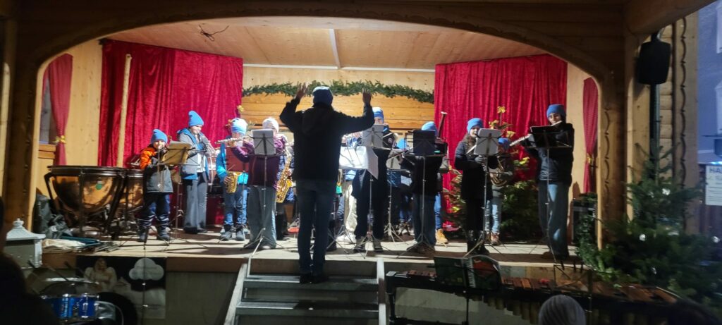 Die Vielharmonics bei ihrem Auftritt bei der Almdorfhütte bei der Welser Weihnachtswelt